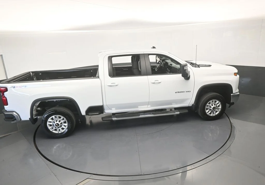 Used 2025 Summit White Chevrolet LT image 57