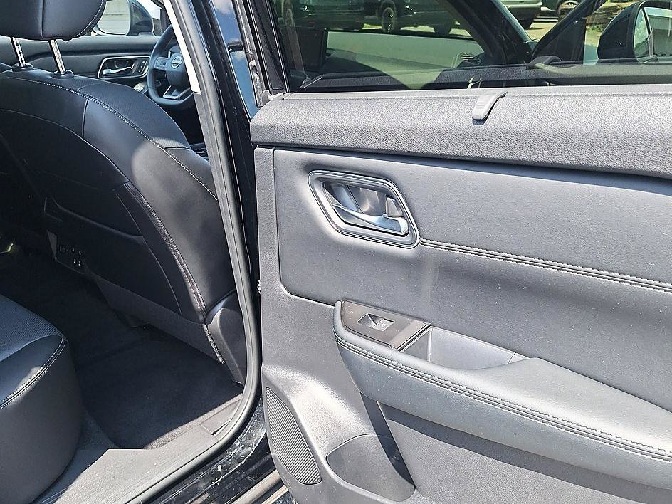 Used 2026 Super Black Nissan Platinum image 25