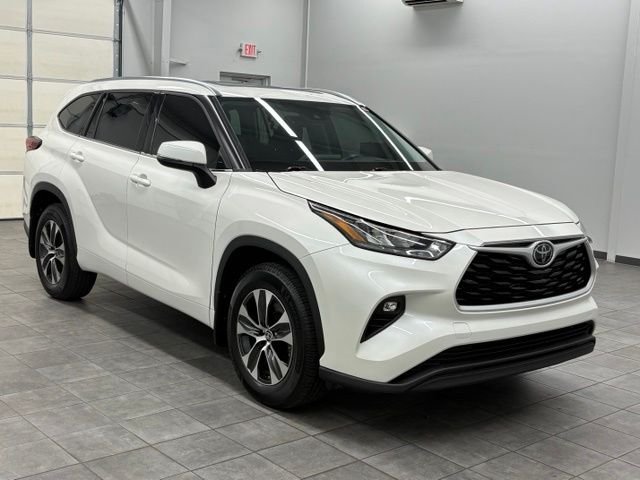 Used 2020 White Toyota XLE image 1