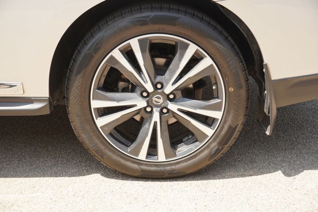 Used 2018 Silver Nissan Platinum image 9