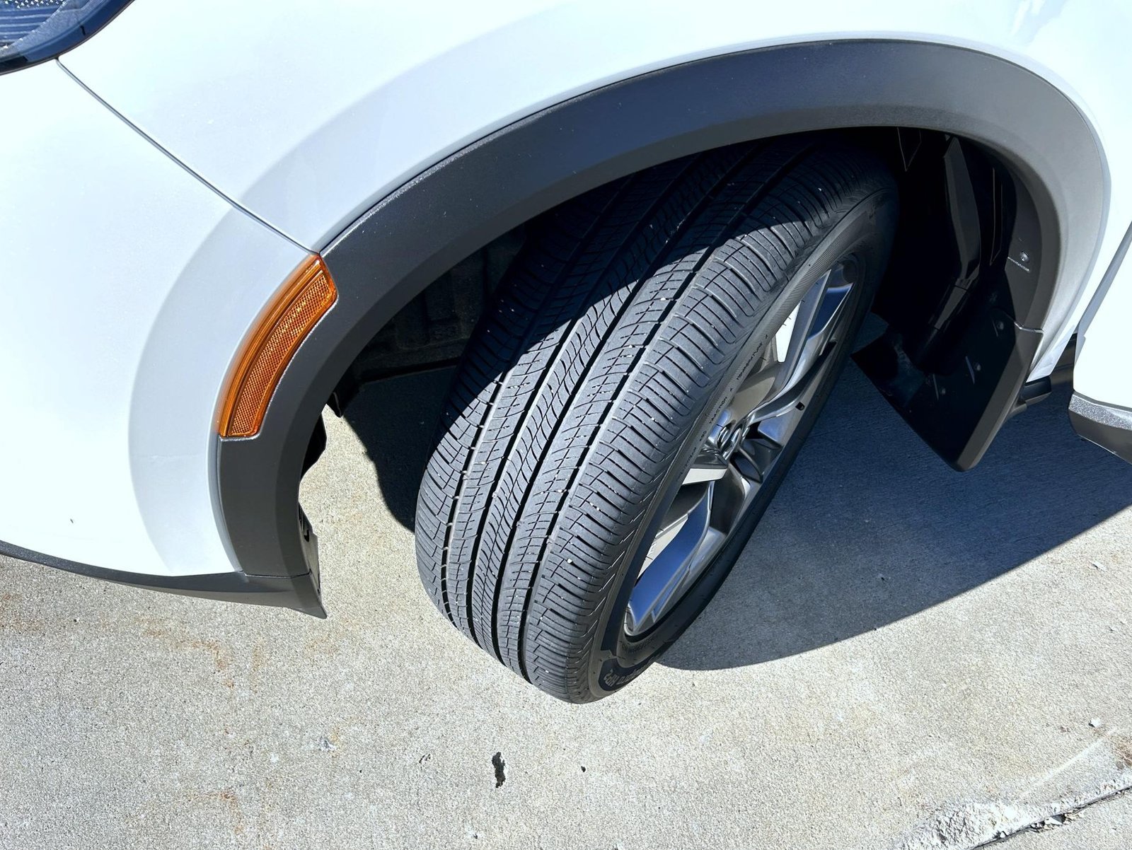 Certified Used 2025 White INFINITI LUXE image 25