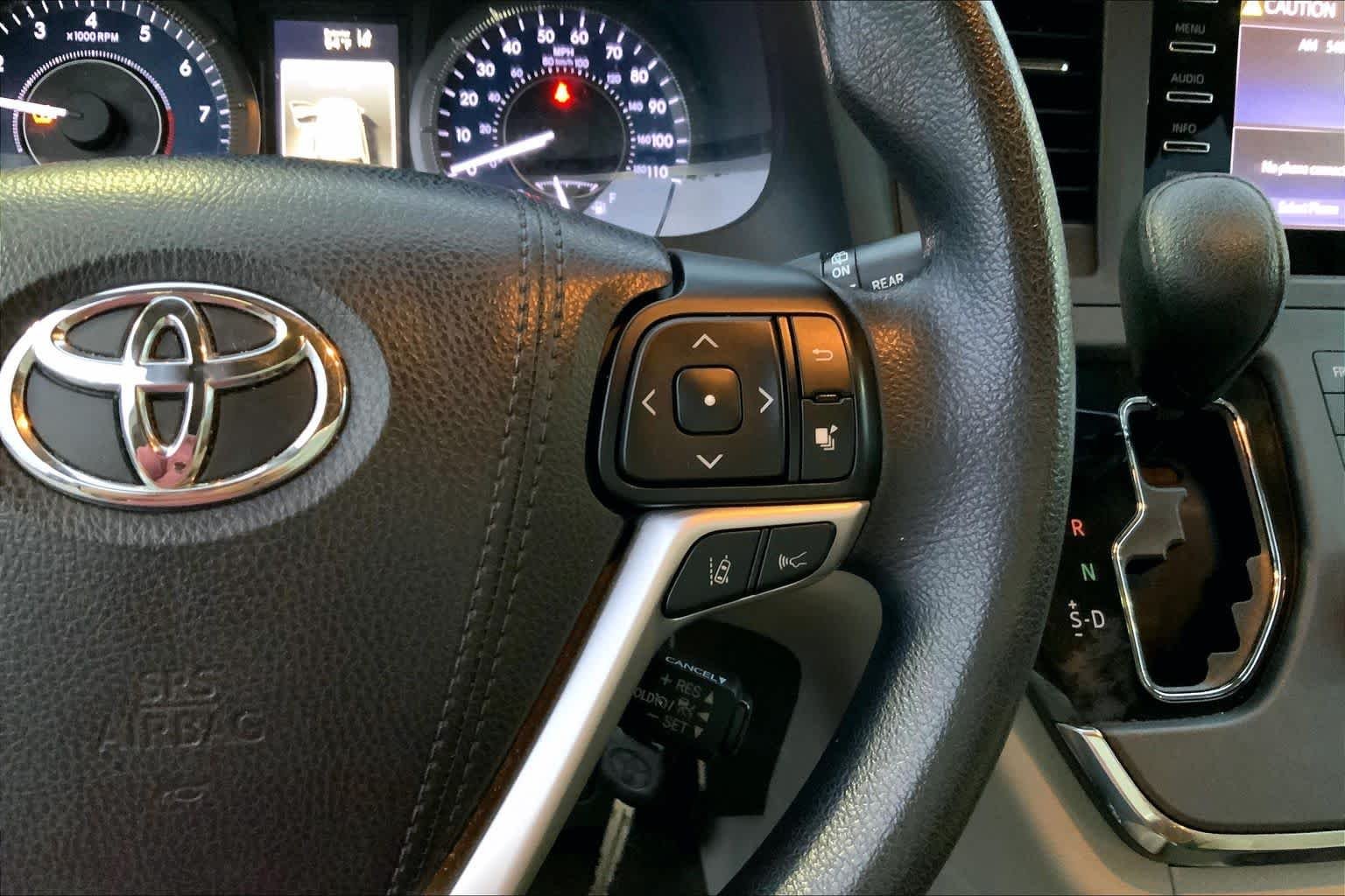 Used 2018 Midnight Black Metallic Toyota LE Auto Access Seat image 22