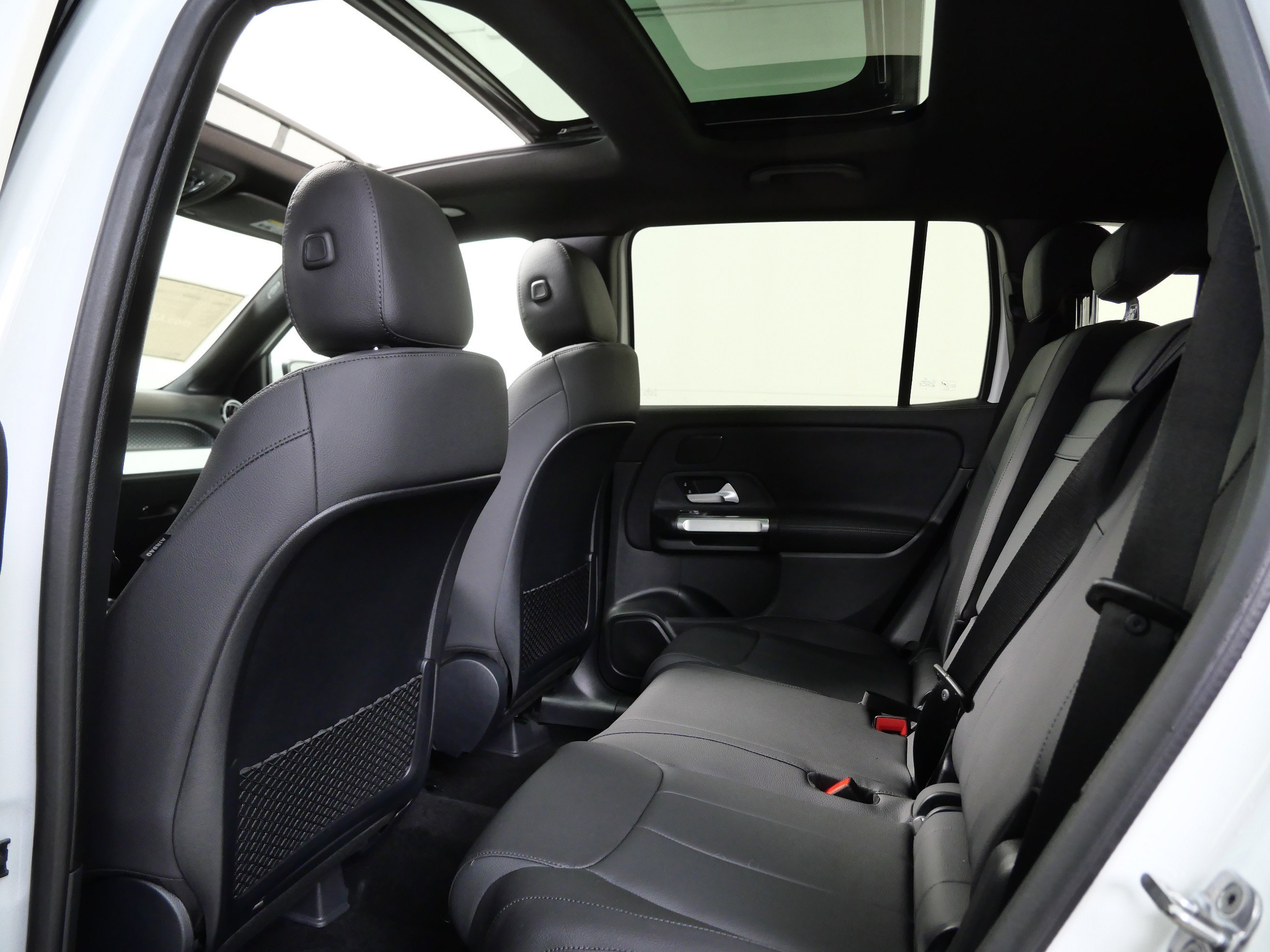 New 2026 Polar White Mercedes-Benz GLB 250 image 9