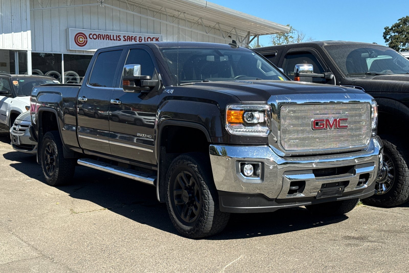 Used 2015  GMC SLT image 2
