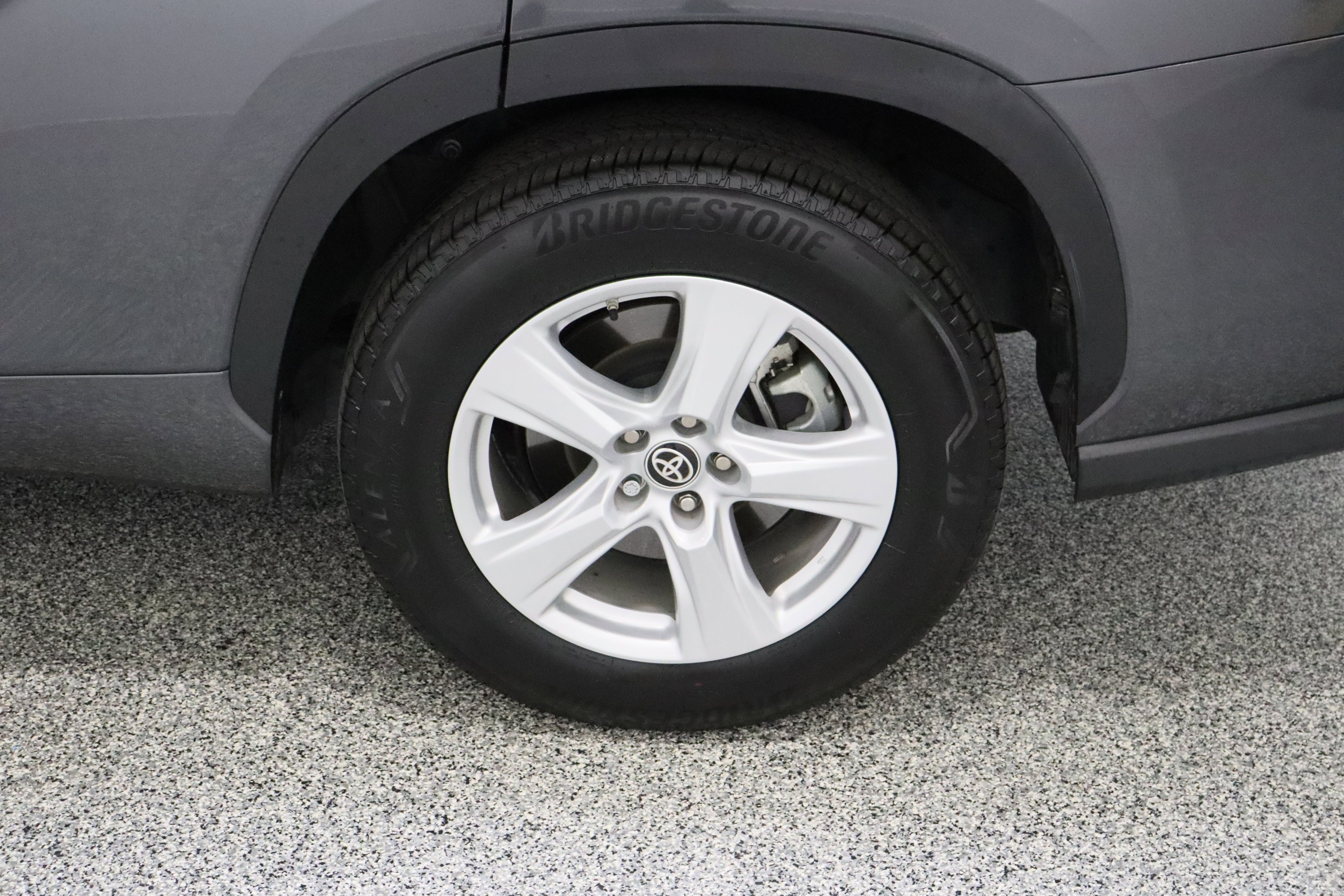 2025 Toyota Highlander LE - Photo 10