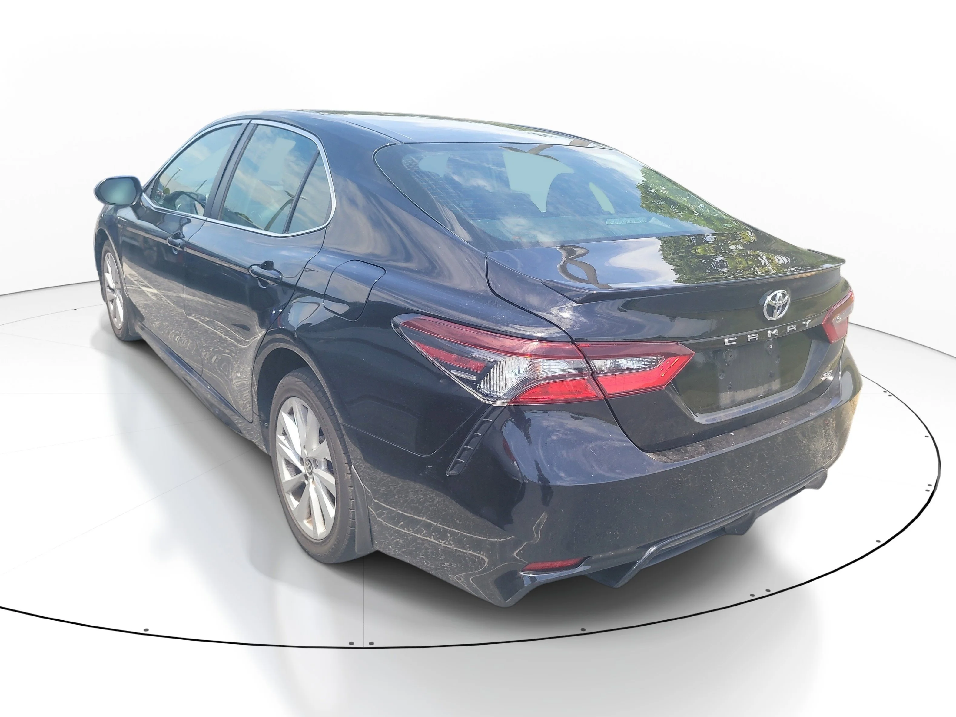 Used 2022  Toyota SE image 4
