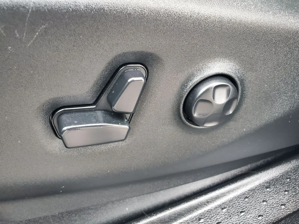 Used 2019 Silver Chrysler Limited image 6