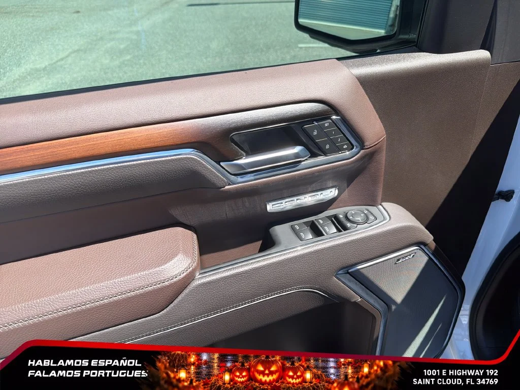 Used 2025 White Frost Tricoat GMC Denali image 13