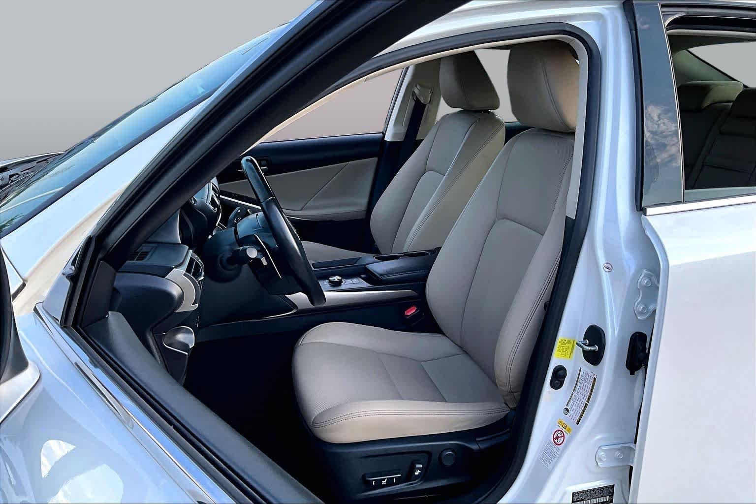 Used 2018 Eminent White Pearl Lexus  image 8
