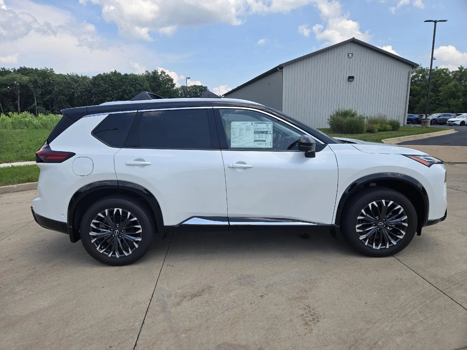 New 2026 Everest White Pearl/Super Black Nissan Platinum image 2