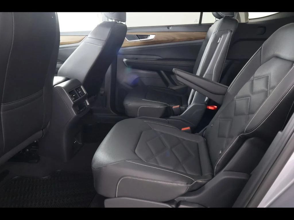 New 2026 Silver Volkswagen 2.0T SE w/Technology image 10
