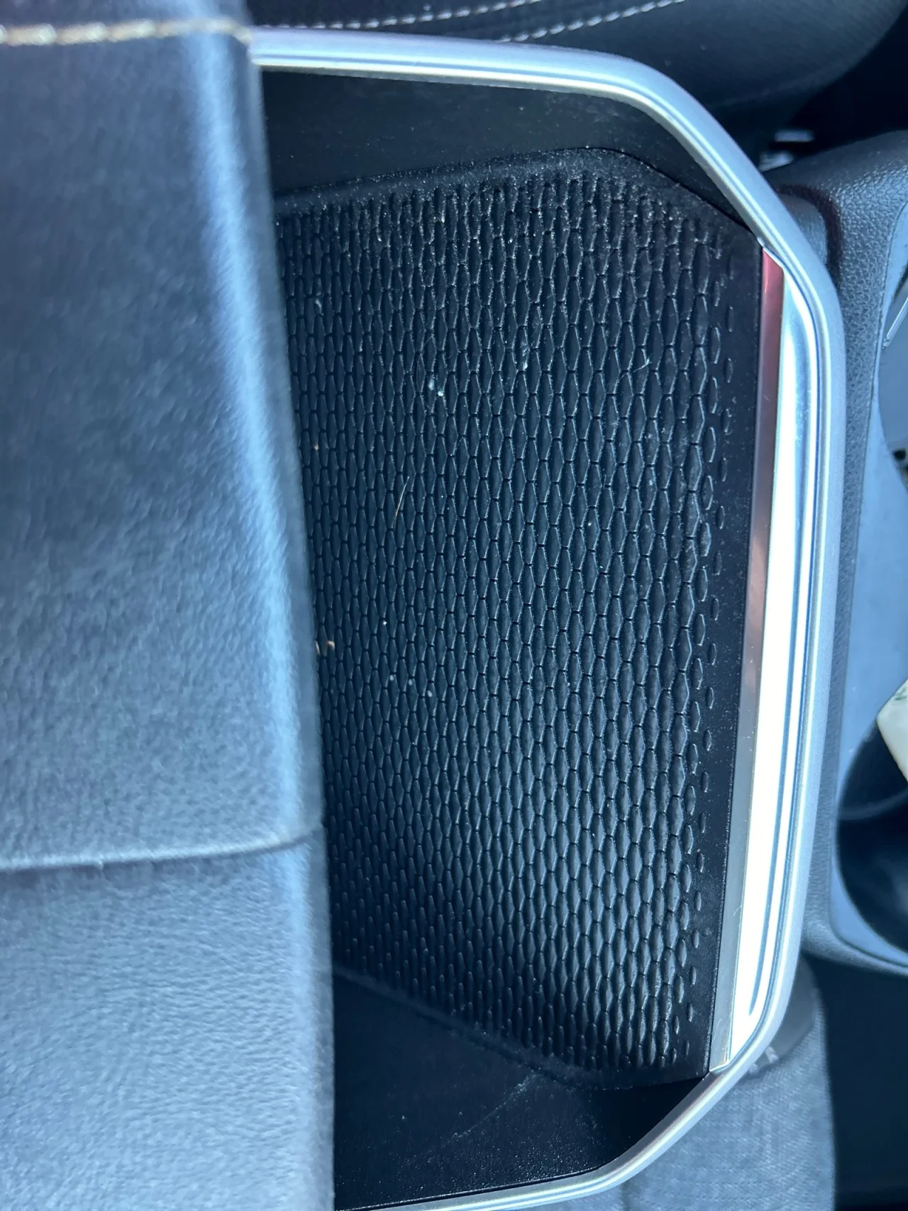 Used 2025 Summit White GMC Elevation image 18