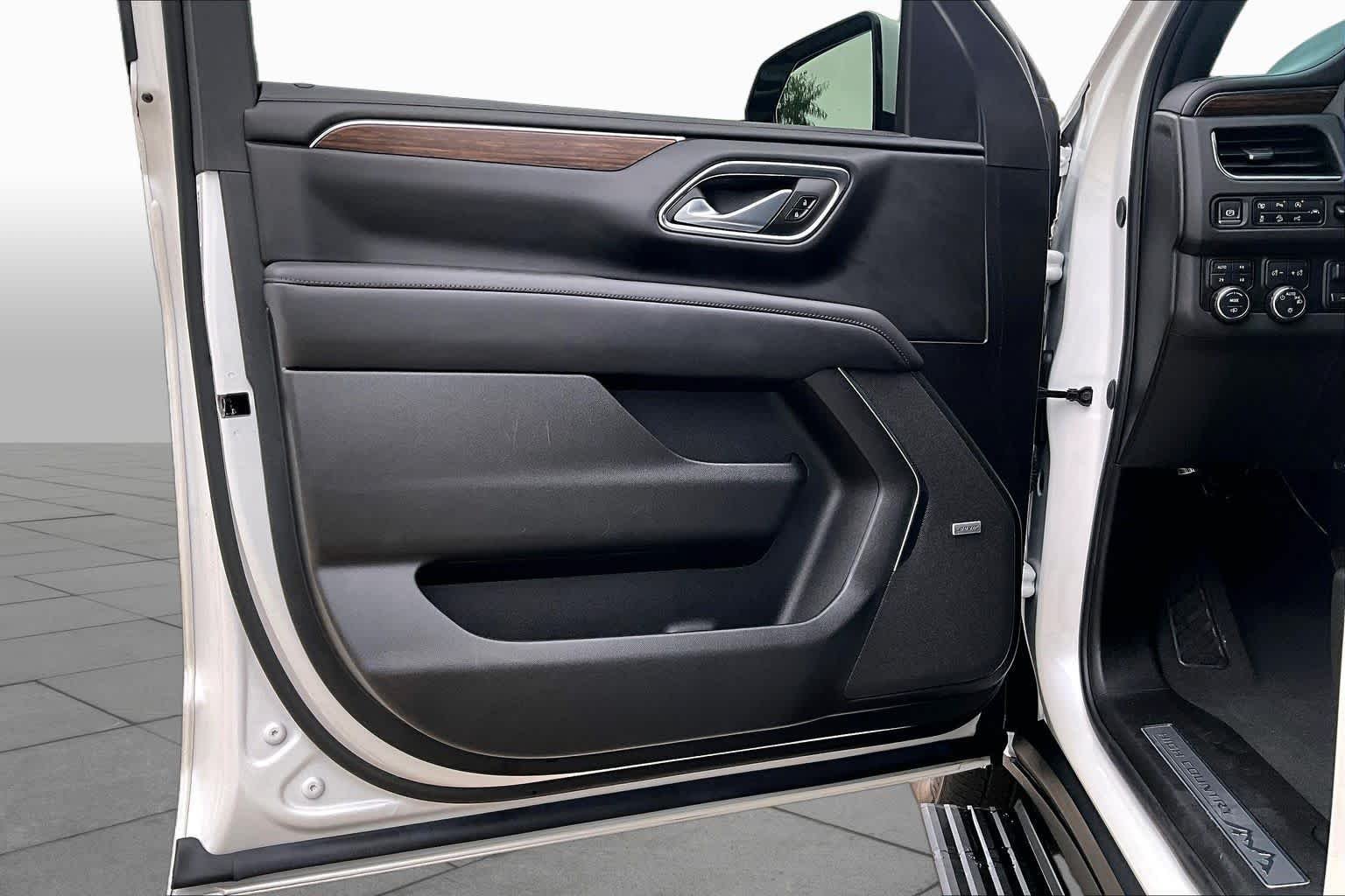 Used 2023 Iridescent Pearl Tricoat Chevrolet High Country image 21