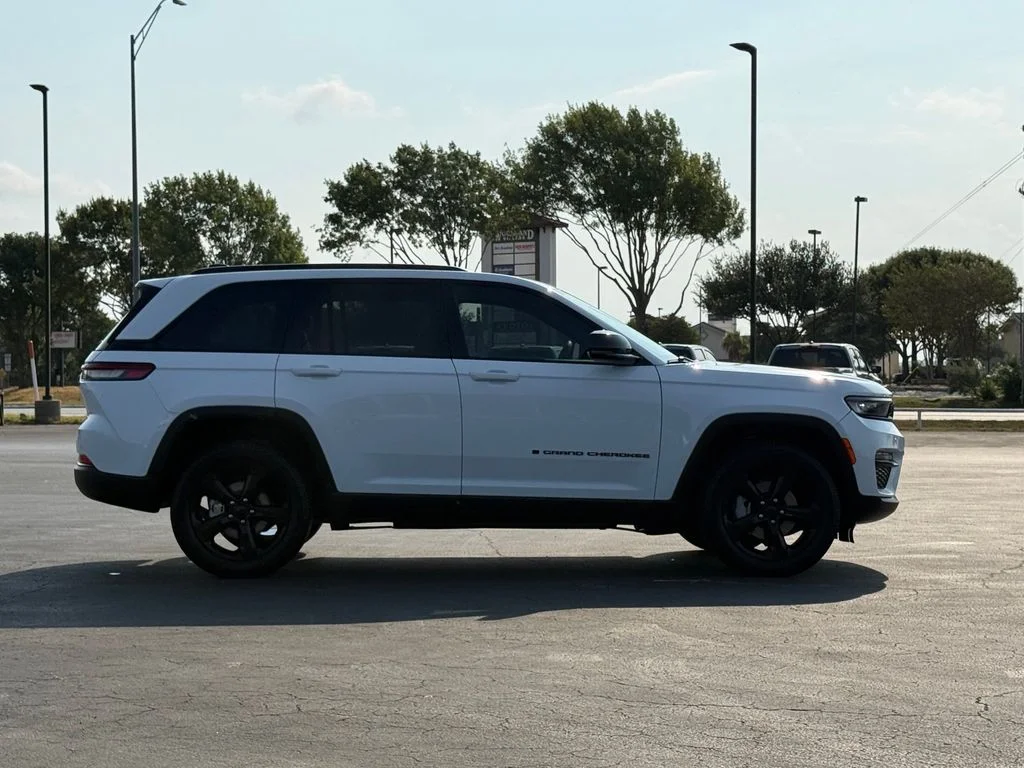 Used 2024 White Jeep Limited image 5