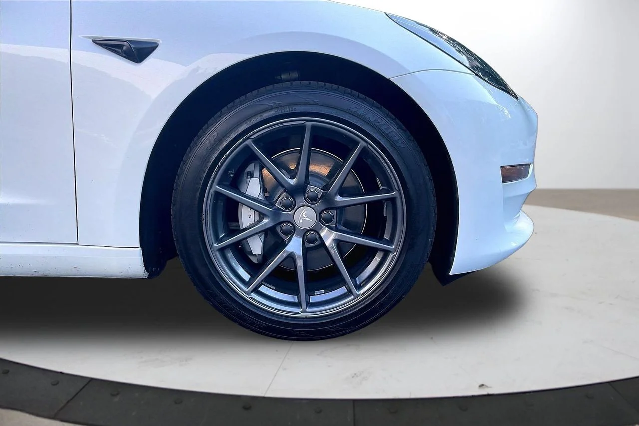 Used 2023  Tesla Base image 36