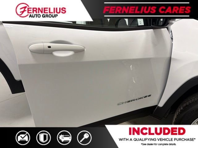 Used 2022 White Jeep Latitude Lux image 16