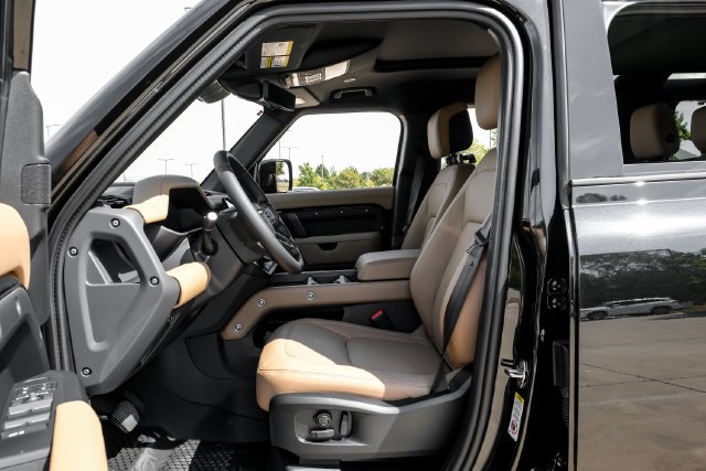 New 2026 Santorini Black Land Rover X-Dynamic SE image 3
