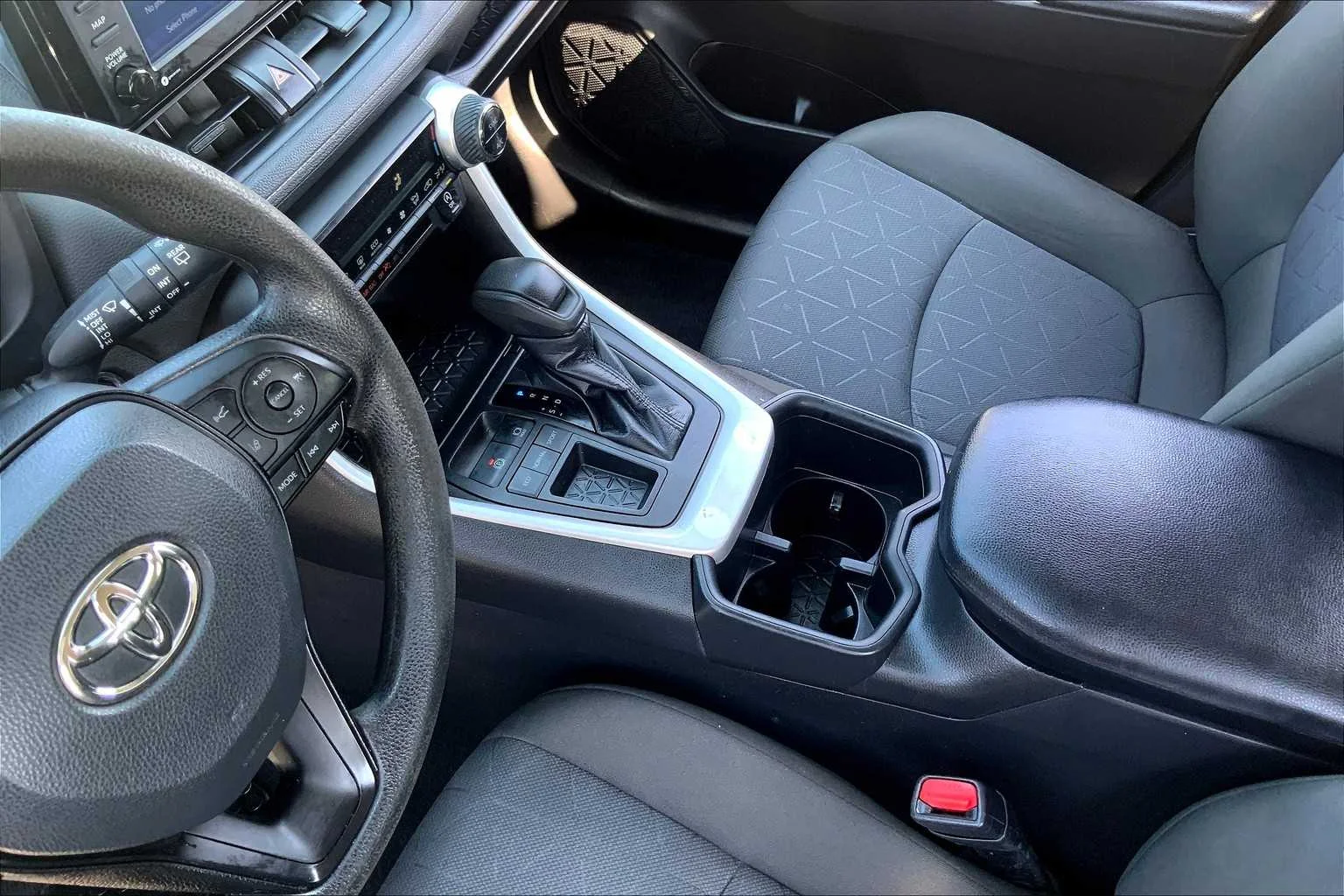 Used 2022 White Toyota XLE image 16