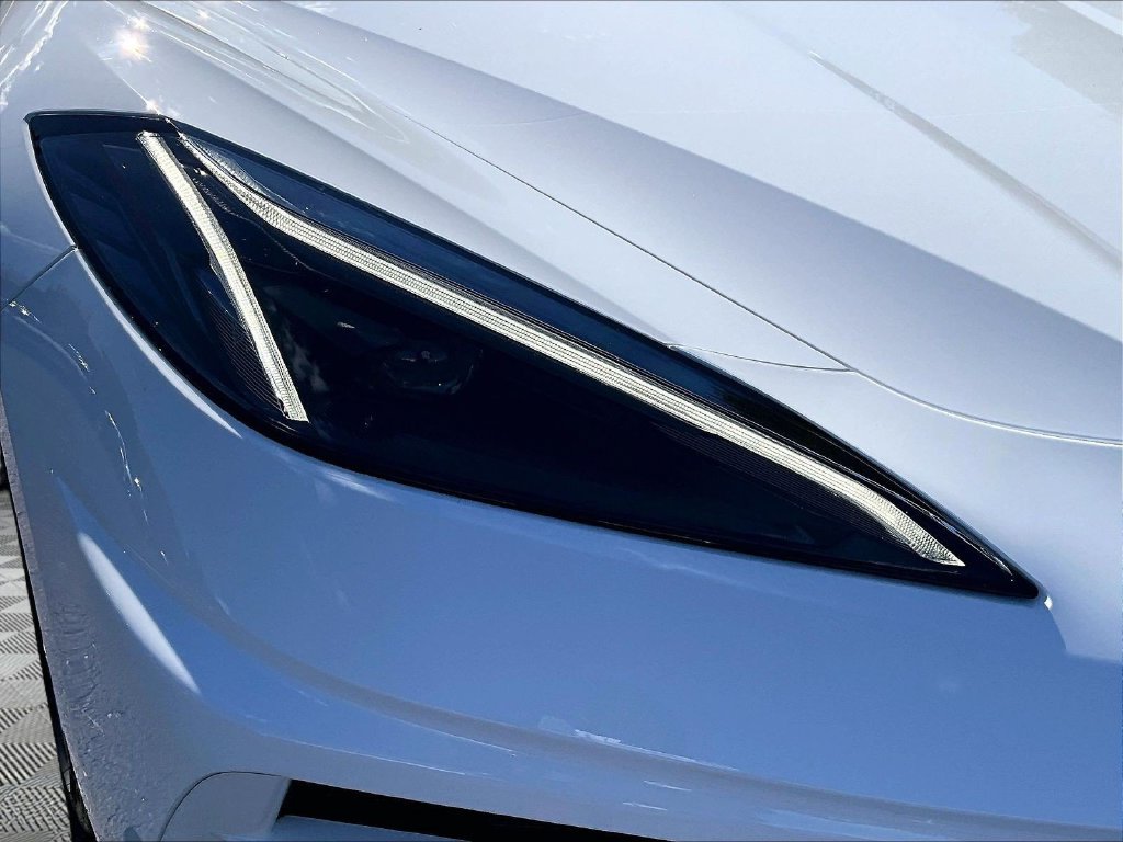 Used 2022 White Chevrolet Stingray image 28