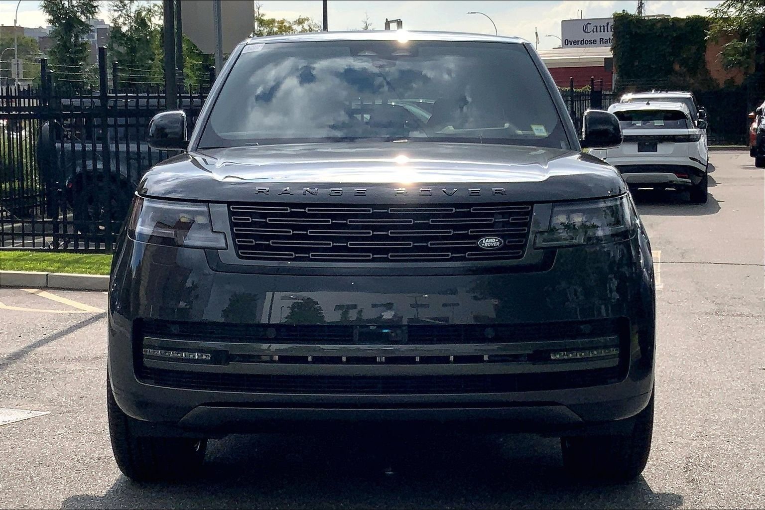 New 2027 Carpathian Grey Land Rover SE image 3