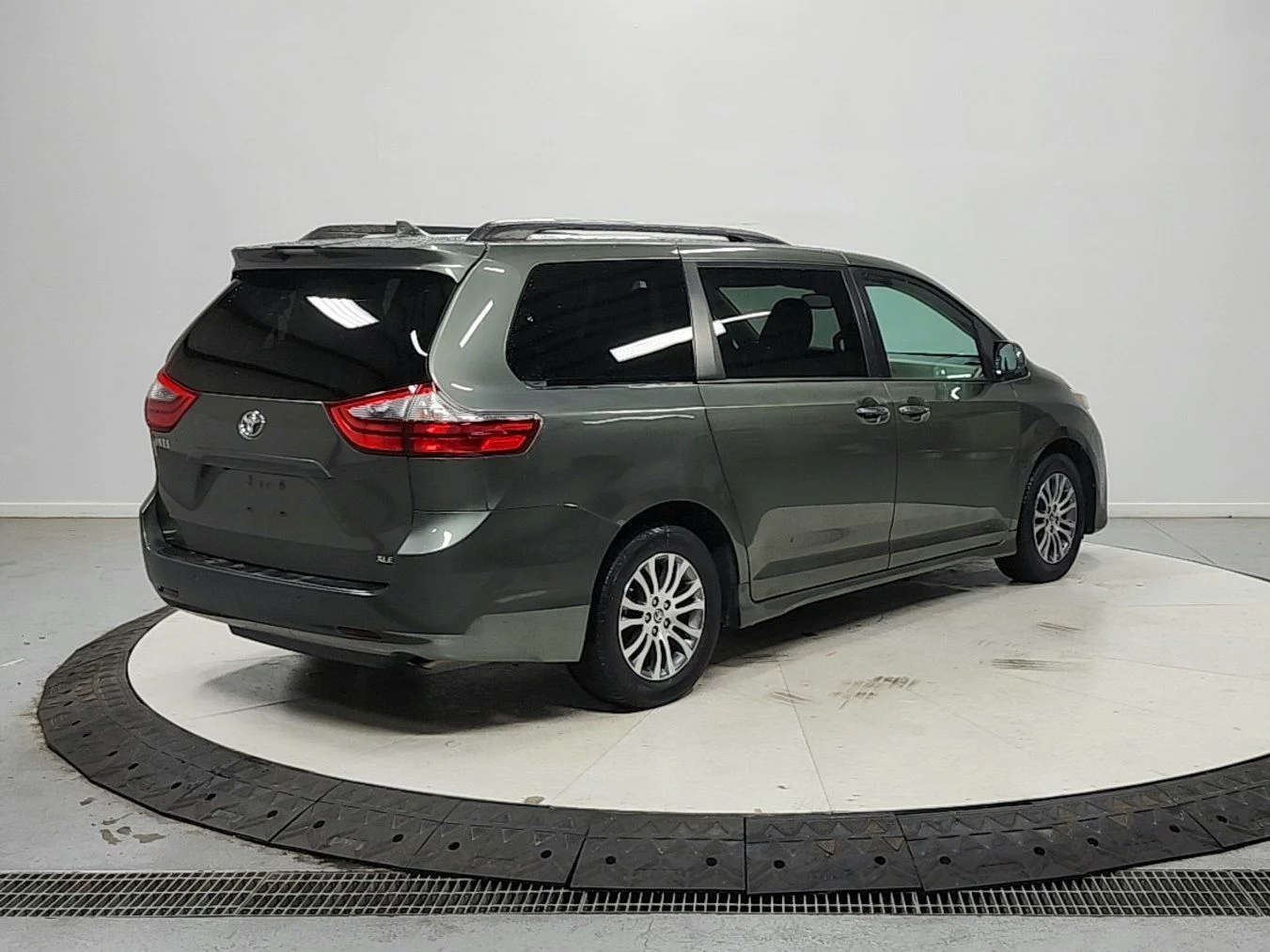 Used 2020 Green Toyota XLE Premium image 8