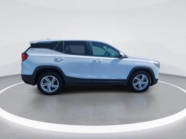 Used 2018 White GMC SLE image 9