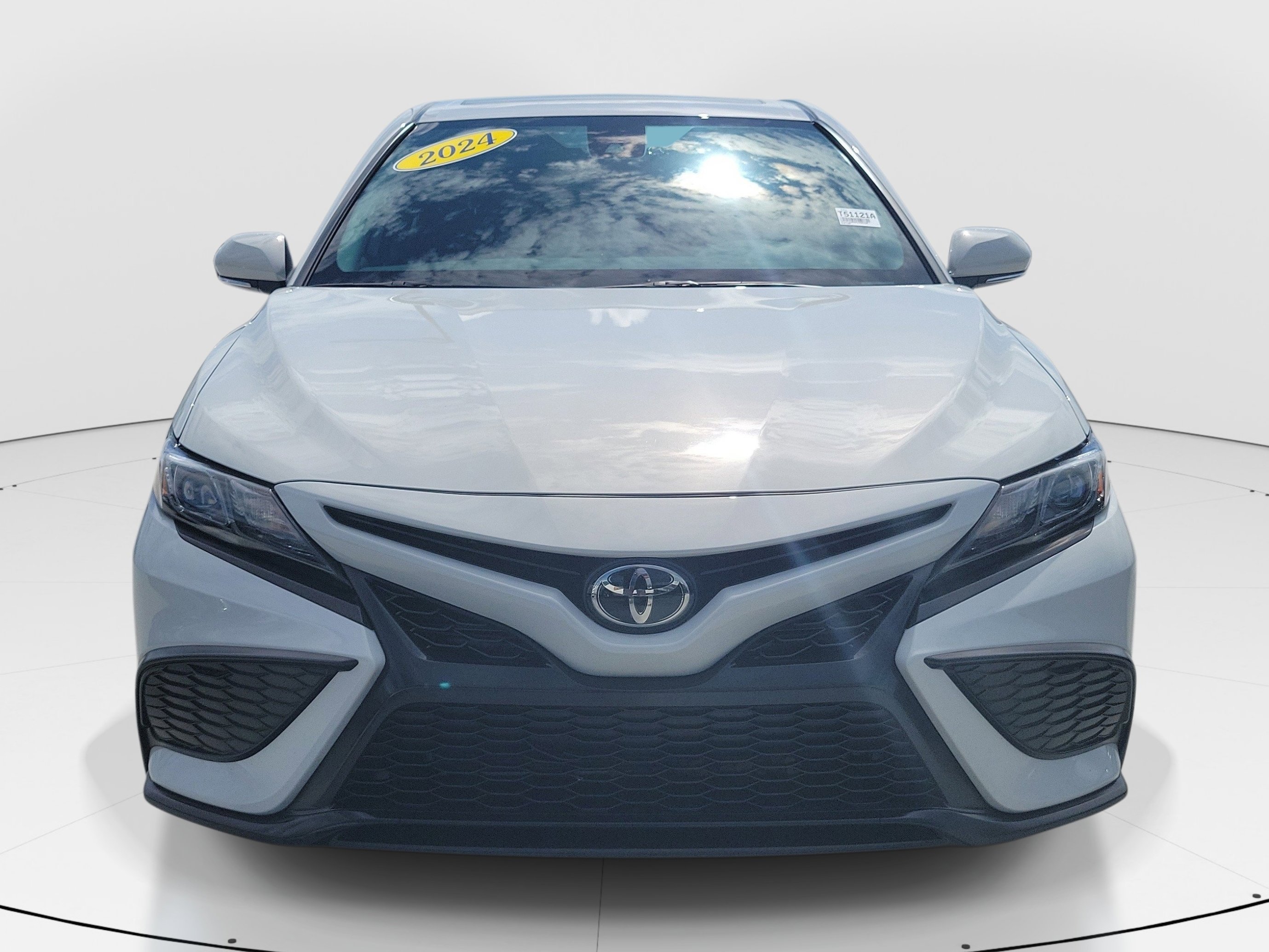 Used 2024 Ice Toyota SE image 2