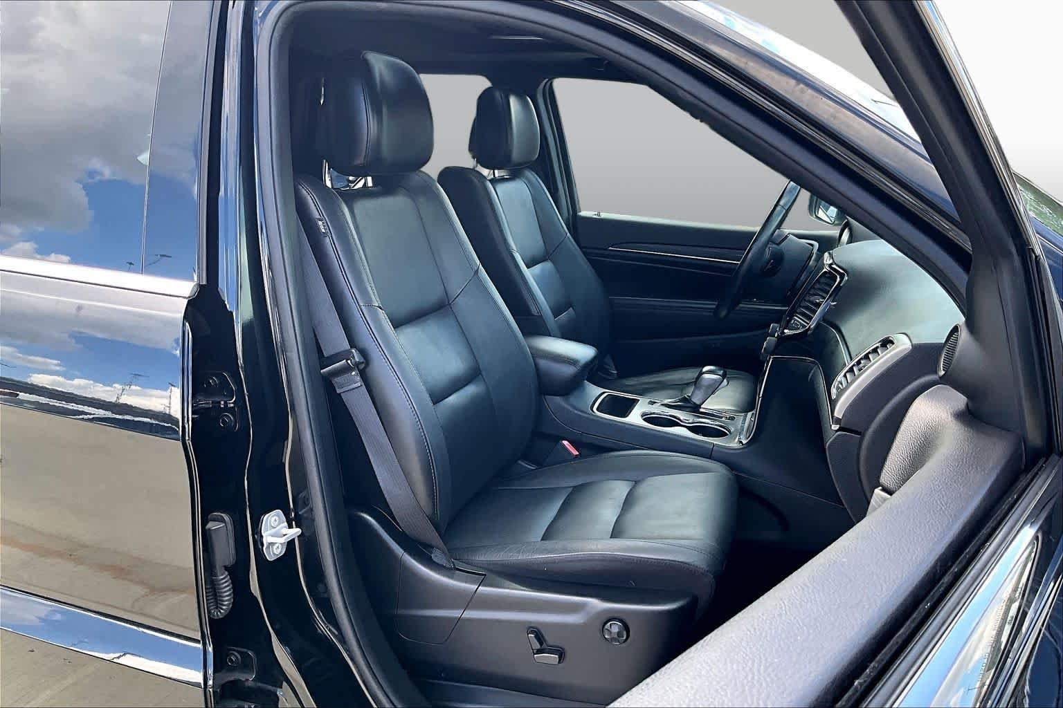 Used 2020 Diamond Black Crystal Pearlcoat Jeep Limited image 9