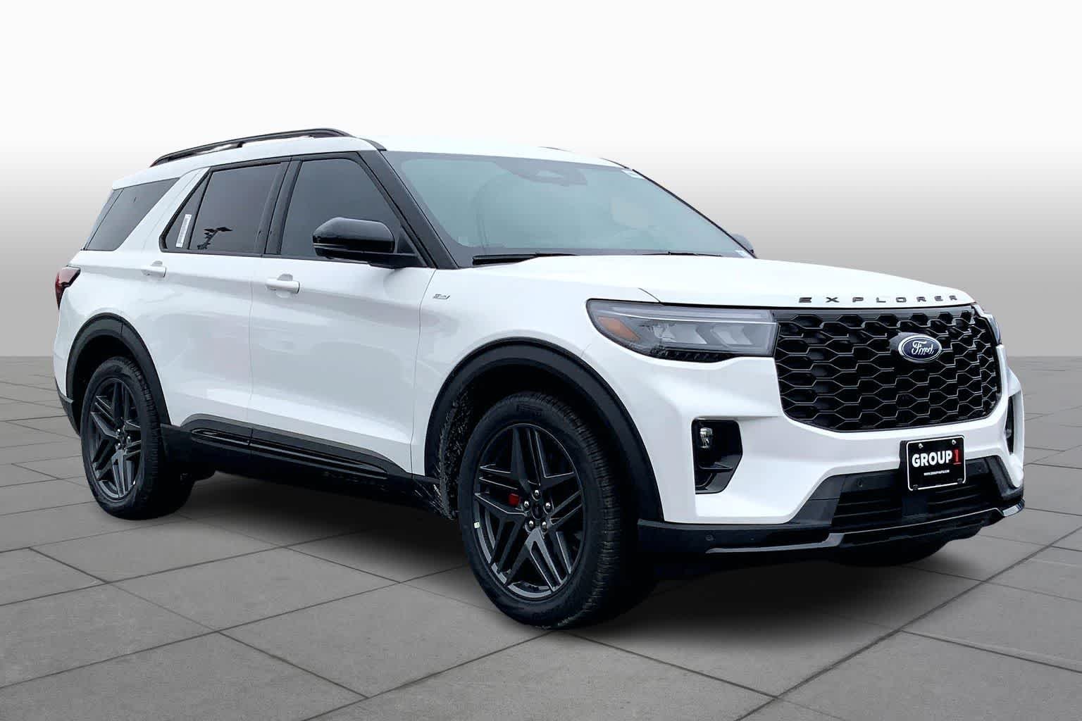 New 2026 Star White Metallic Tri-Coat Ford ST-Line image 2
