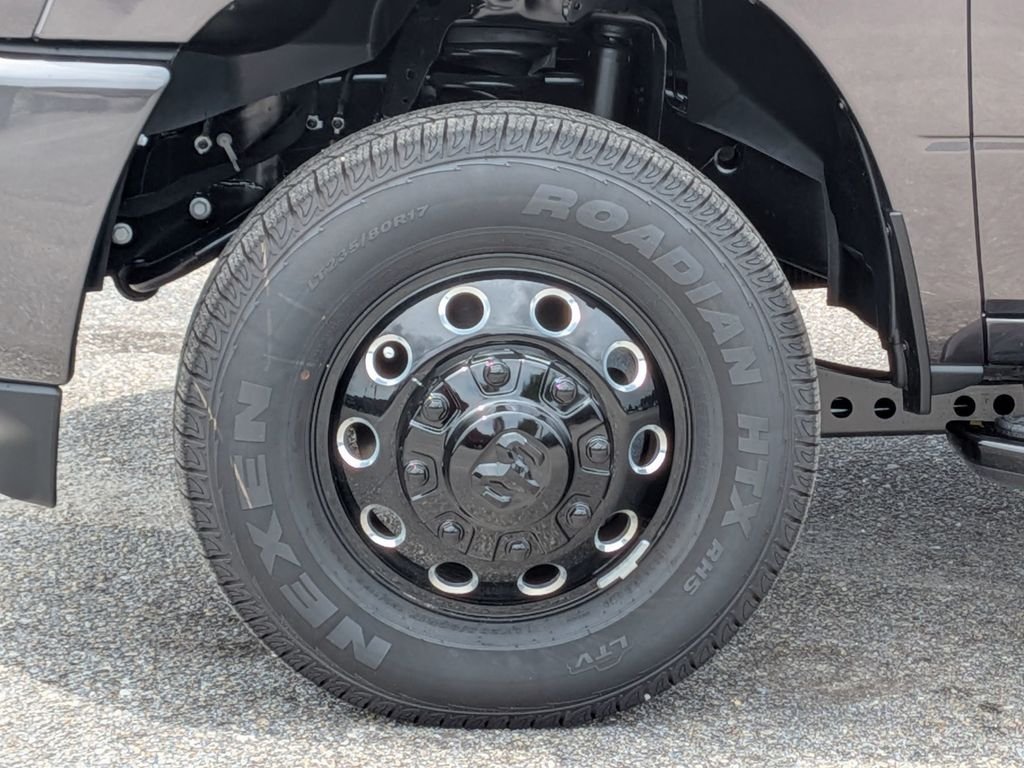 New 2026 Granite Crystal Metallic Clear-Coat Exterior Paint RAM Laramie image 12