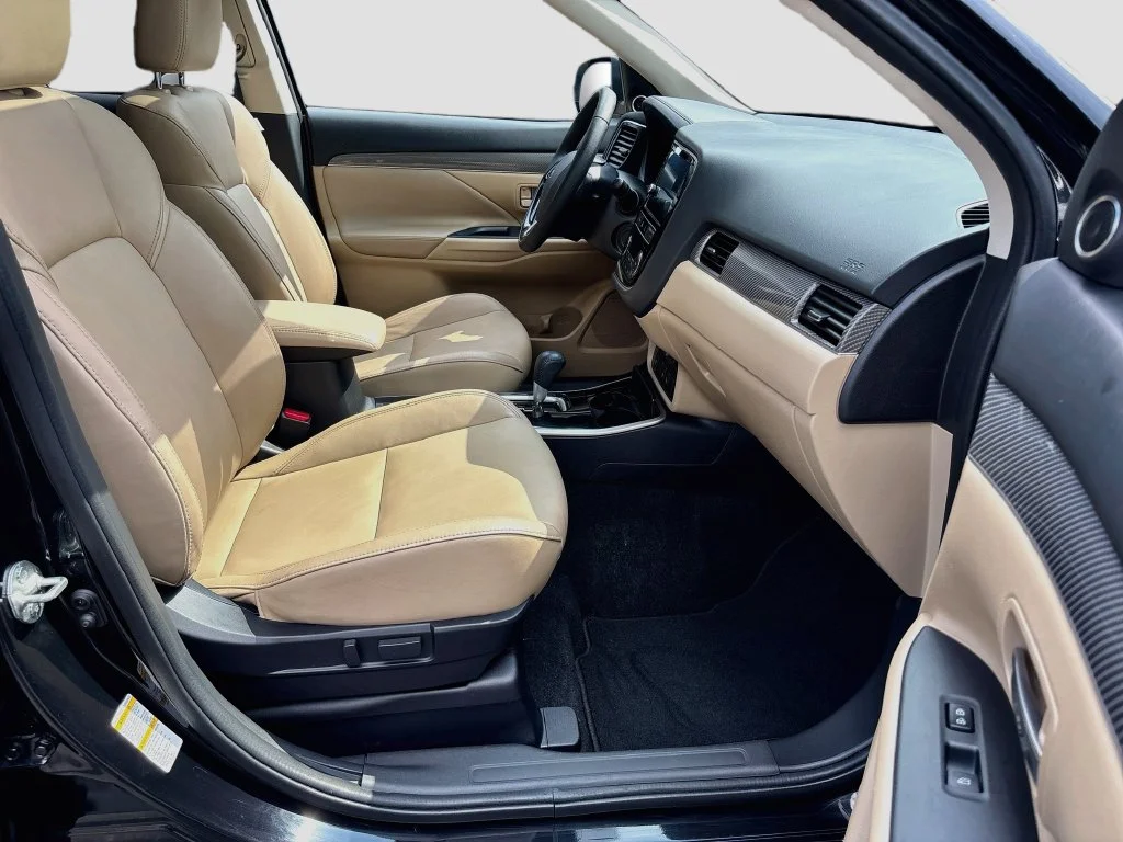 Used 2019 Labrador Black Metallic Mitsubishi SEL image 28