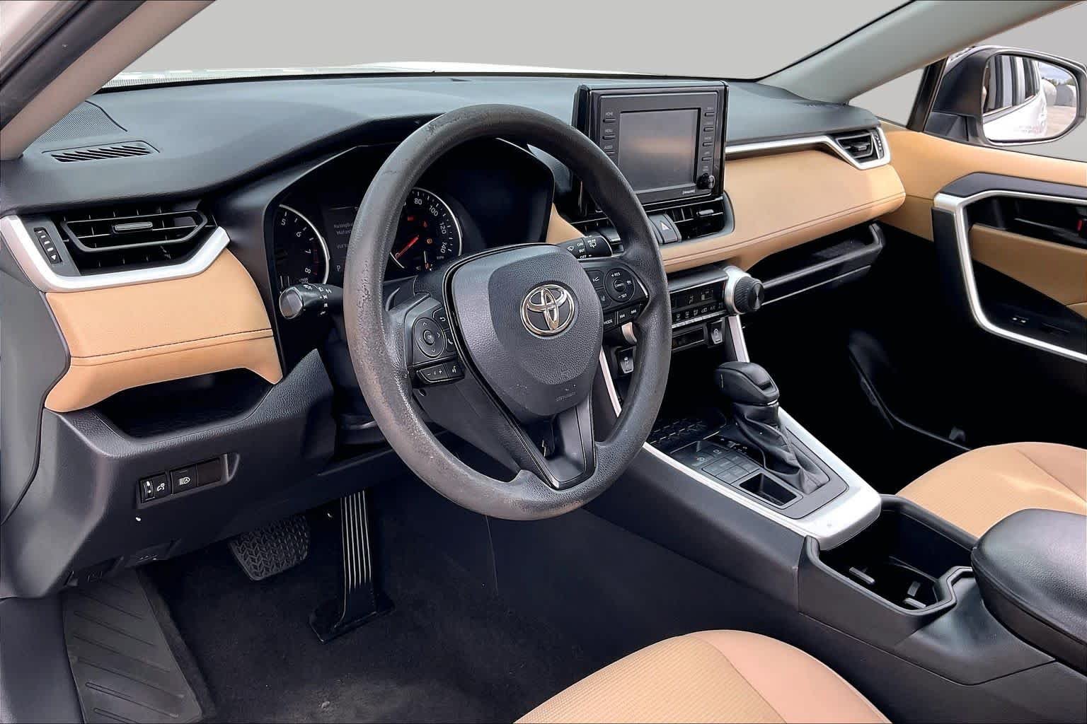 Used 2022 White Toyota LE image 16