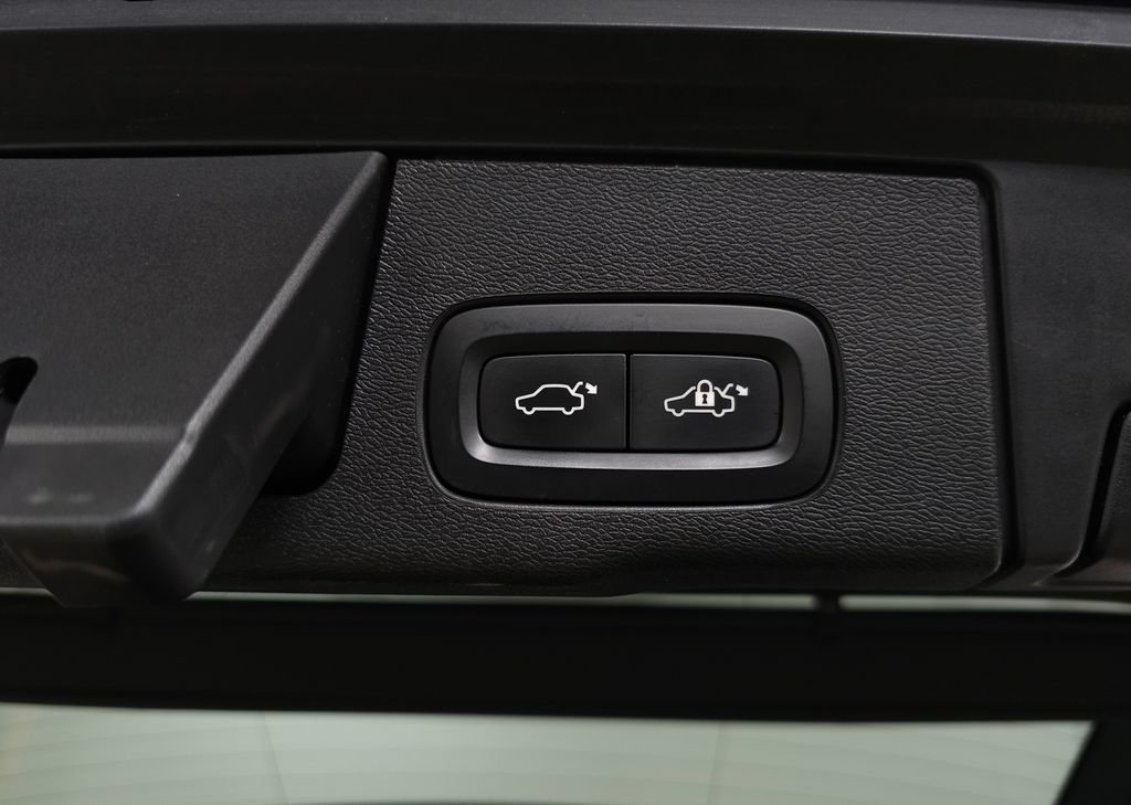 Used 2019 Osmium Gray Metallic Volvo T6 R-Design image 9