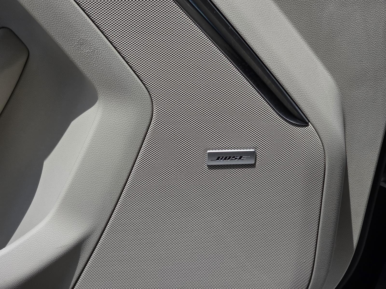 Used 2025 White Frost Tricoat GMC Denali image 31