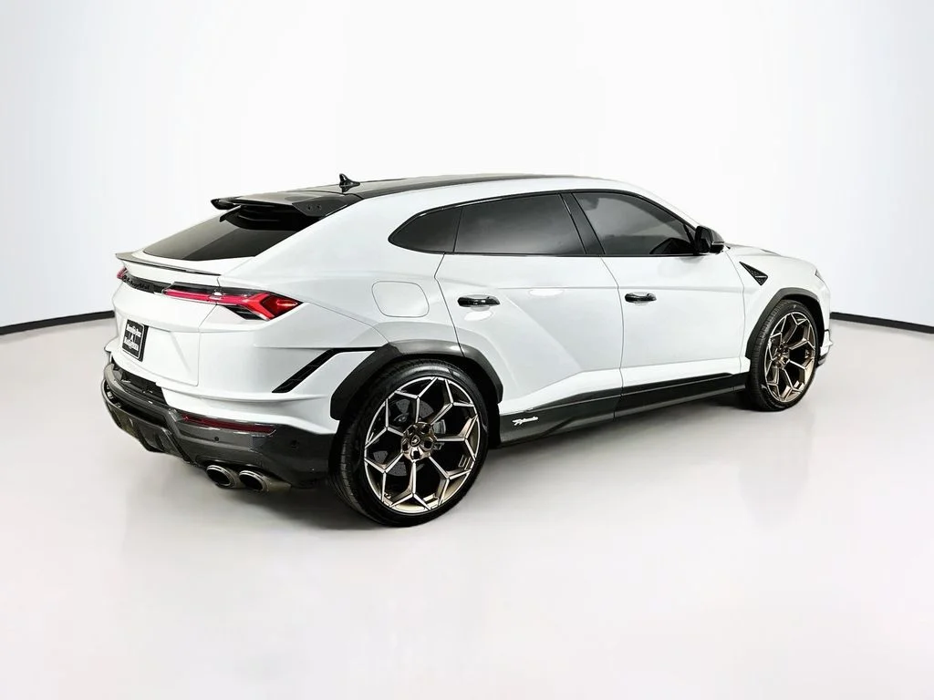 Used 2024 White Lamborghini Performante image 7