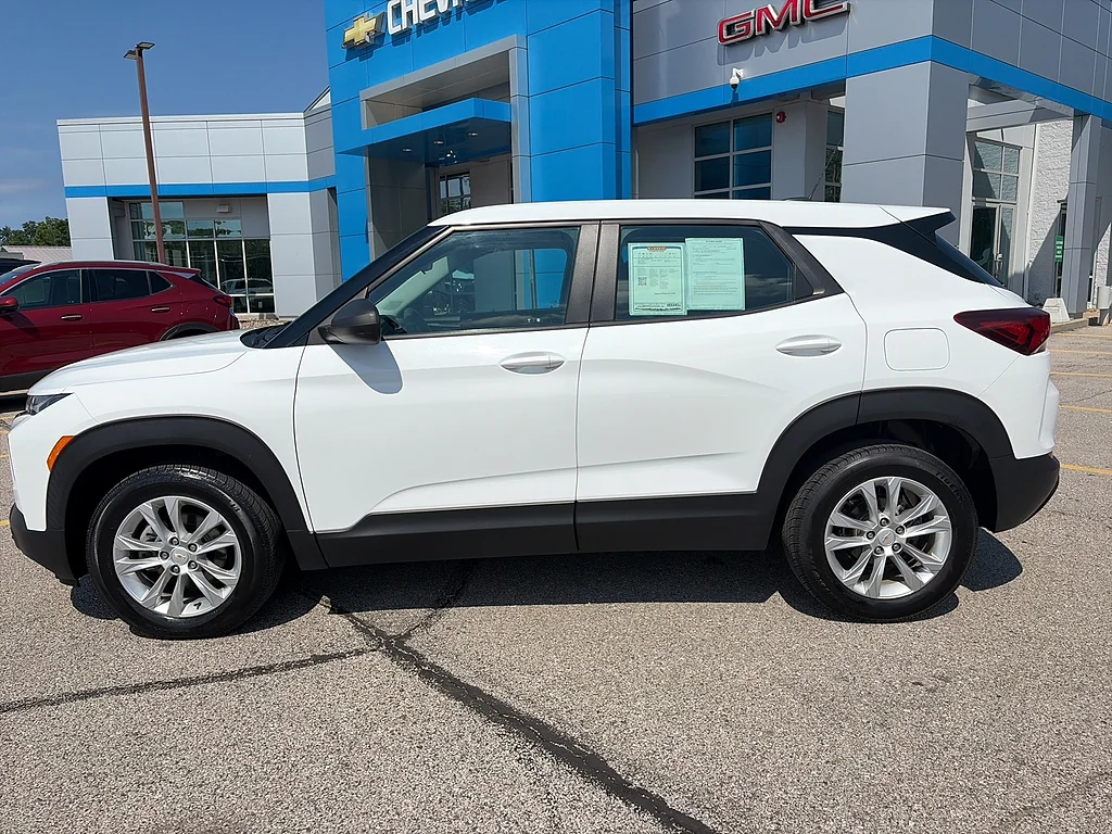 Used 2021 Summit White Chevrolet LS image 3
