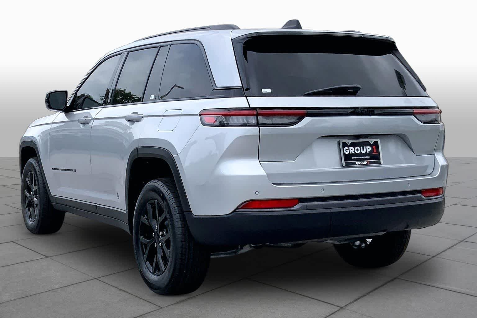 New 2026 Silver Zynith Exterior Paint Jeep Laredo Altitude image 9