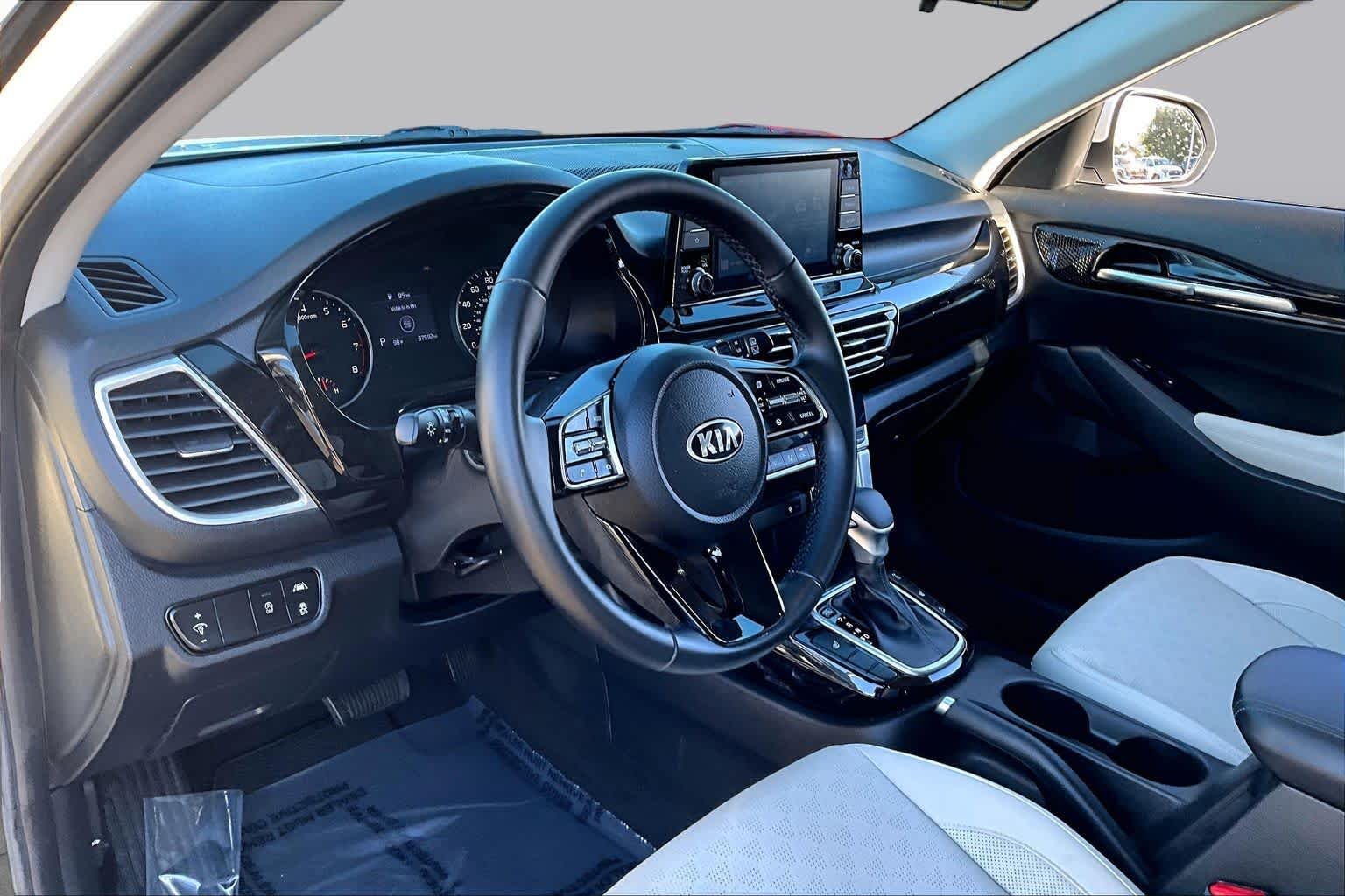 Used 2021 Snow White Pearl Kia EX image 17