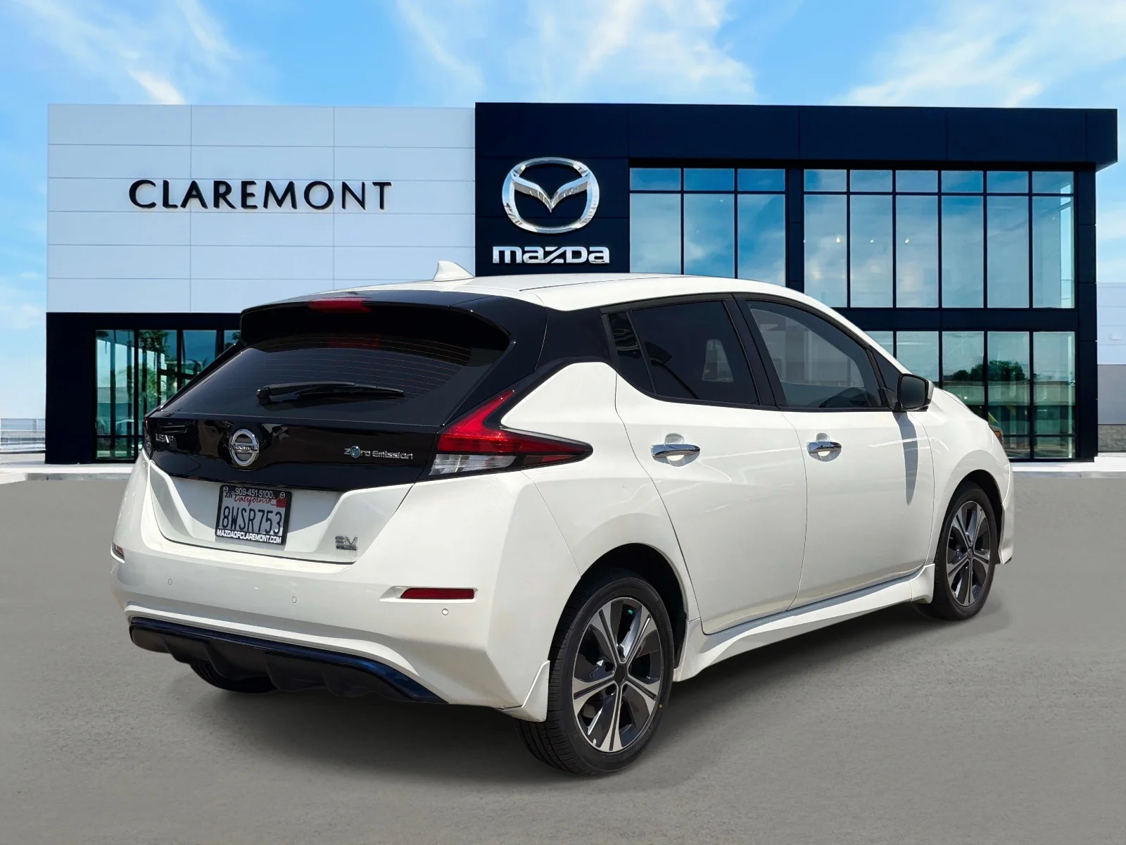 Used 2021 PEARL WHITE Nissan SV PLUS HATCHBACK image 5