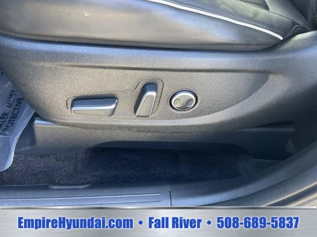Used 2025 Gray Hyundai SEL image 19