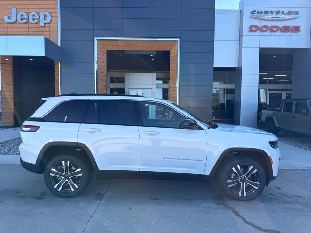 New 2027 White Jeep Limited image 2