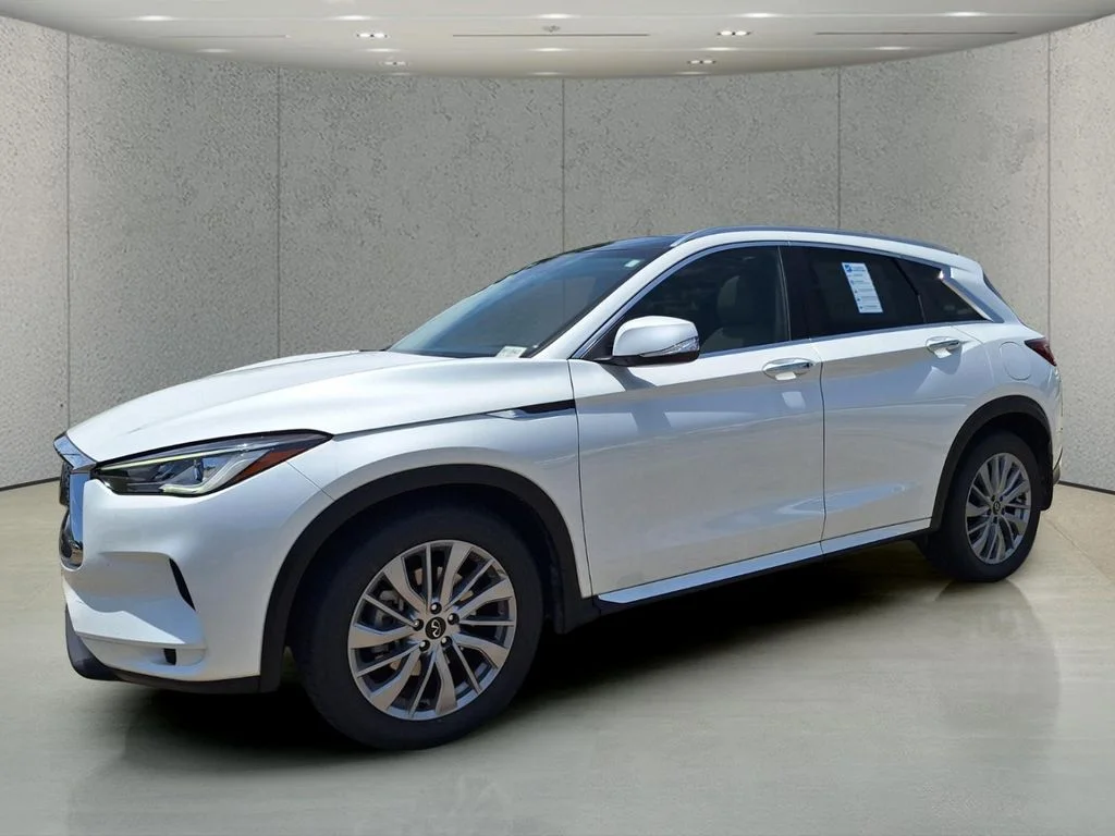 Used 2023 White INFINITI LUXE image 1