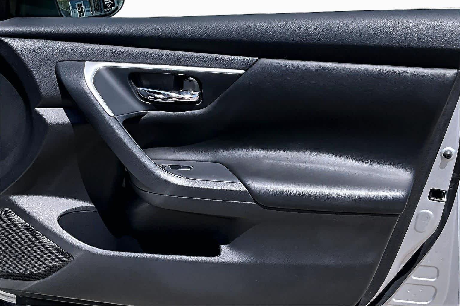 Used 2018 Brilliant Silver Nissan 2.5 S image 25