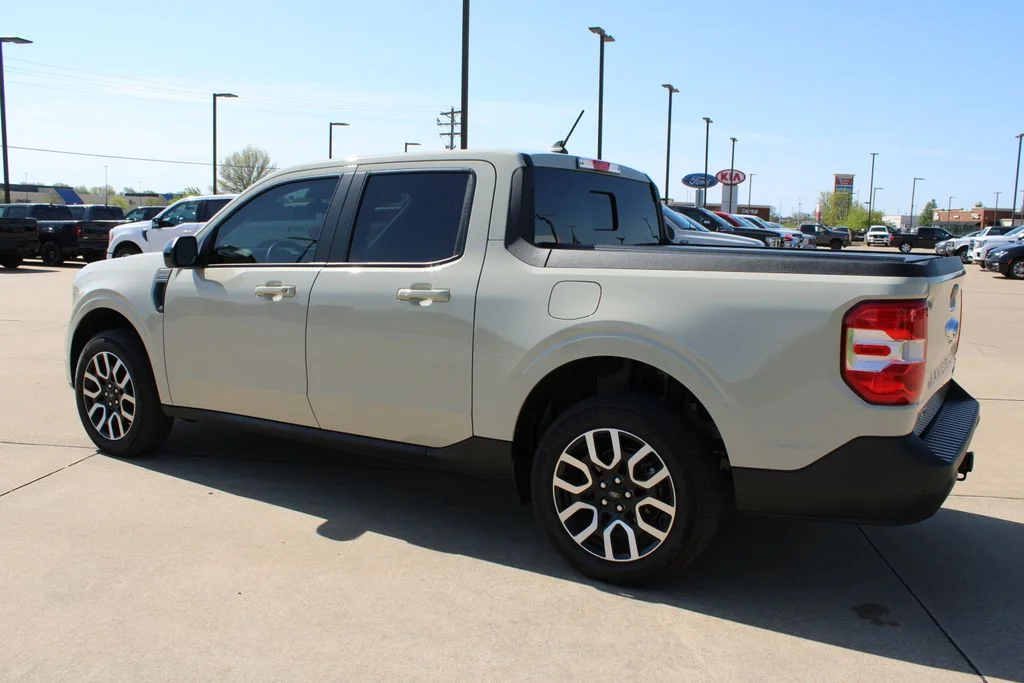 Used 2024  Ford Lariat image 15