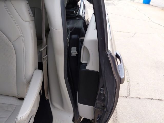 Used 2019 Crystal Metallic Chrysler Touring L Plus image 28