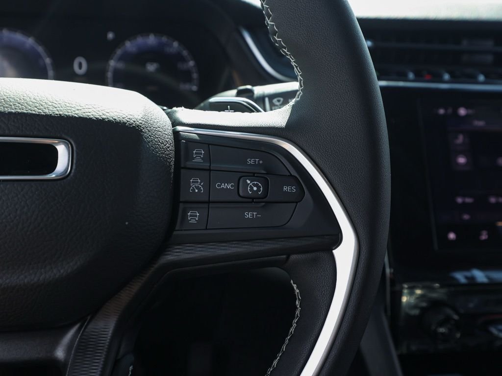 New 2026 Diamond Black Crystal Pearl-Coat Exterior Paint Jeep Laredo image 26