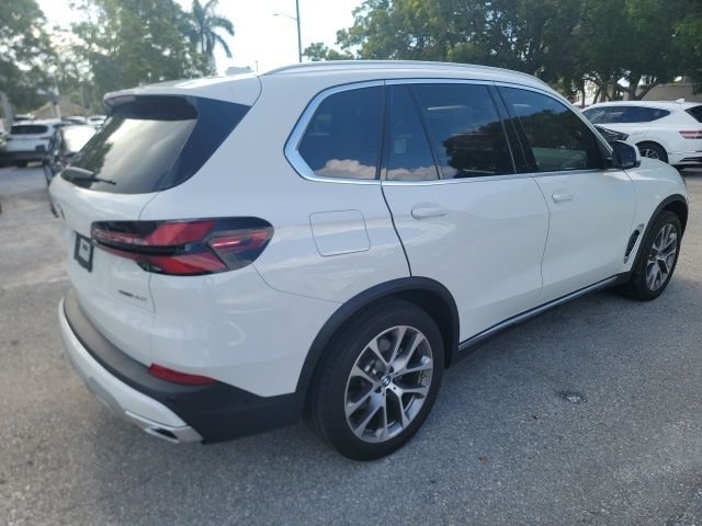 Used 2024 White BMW sDrive40i image 4