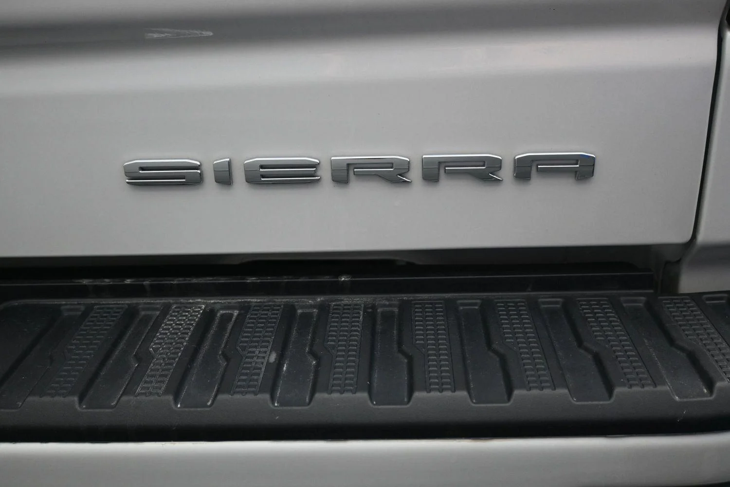 Used 2024 White Frost Tricoat GMC Denali image 17