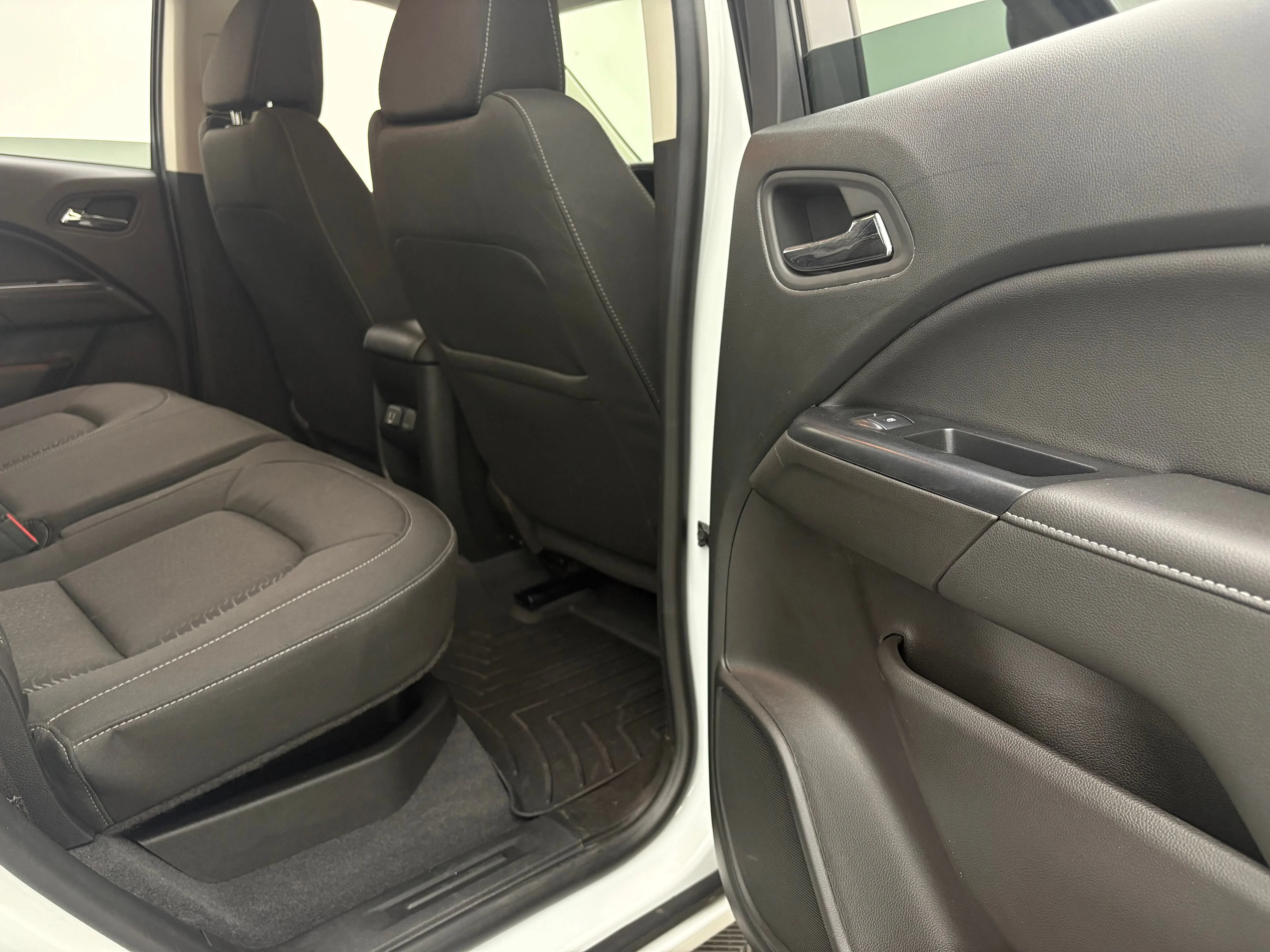 Used 2020 SUMMIT WHITE GMC 4WD SLE image 29