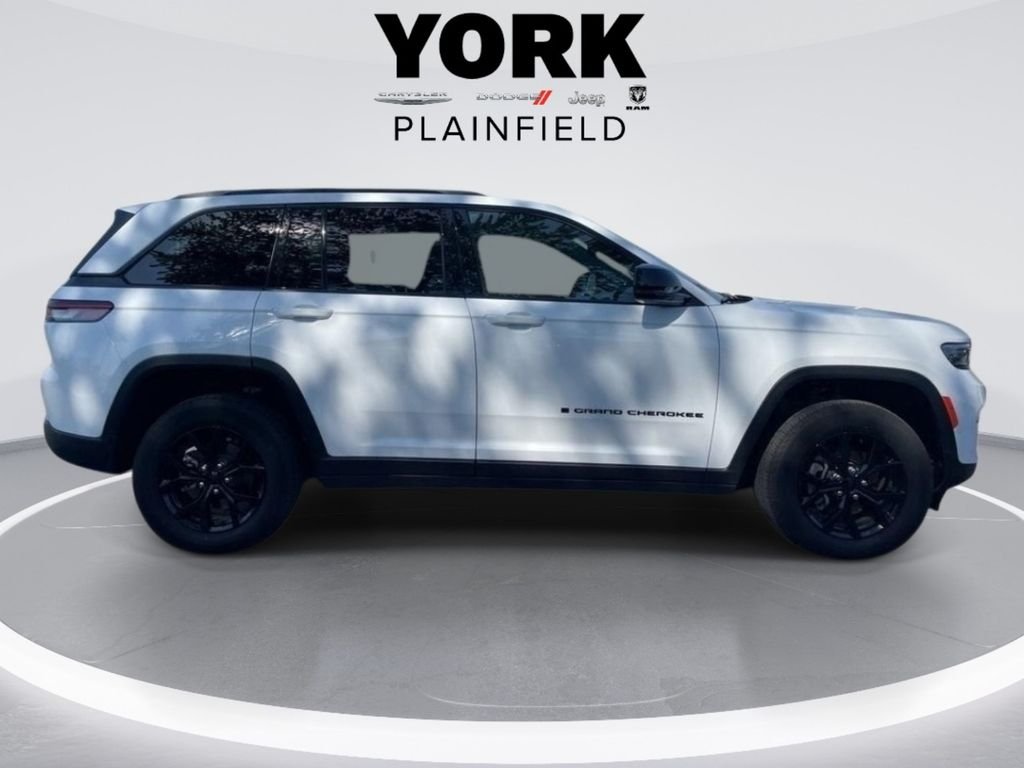 Used 2024 White Jeep Altitude image 6